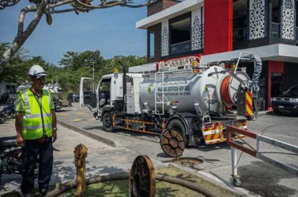 Hút bể phốt cho nhà hàng – Cách xử lý hiệu quả khi dầu mỡ quá nhiều