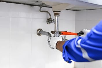 Rủi ro tiềm ẩn khi chọn dịch vụ thông tắc bồn cầu giá rẻ